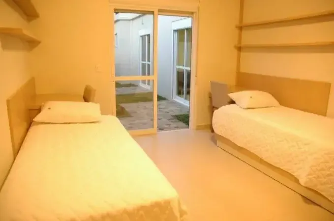 Quarto semi privativo com cama e armário
