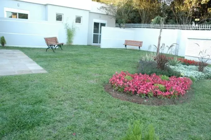 Jardim externo com bancos e plantas