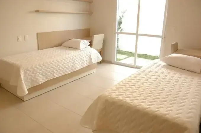 Suítes claras e arejadas